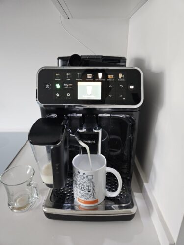Philips Series 5400 LatteGo Fully Automatic Coffee Machine – 12 Drinks, TFT Touch Display, Built-in Grinder, EP5441/50 Black photo review