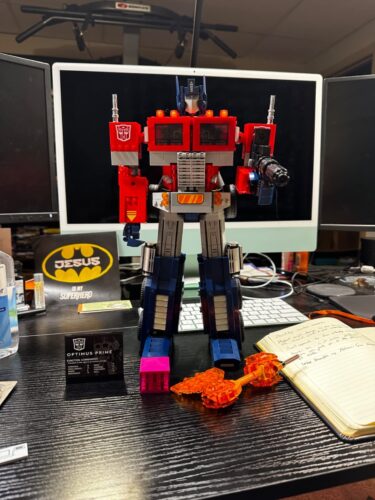 LEGO Icons Optimus Prime Transformers Set 10302 – 2-in-1 Robot and Truck Collectible Model Kit for Adults with Weapons & Accessories – Build & Display Autobot Leader – 1,508 Pieces photo review