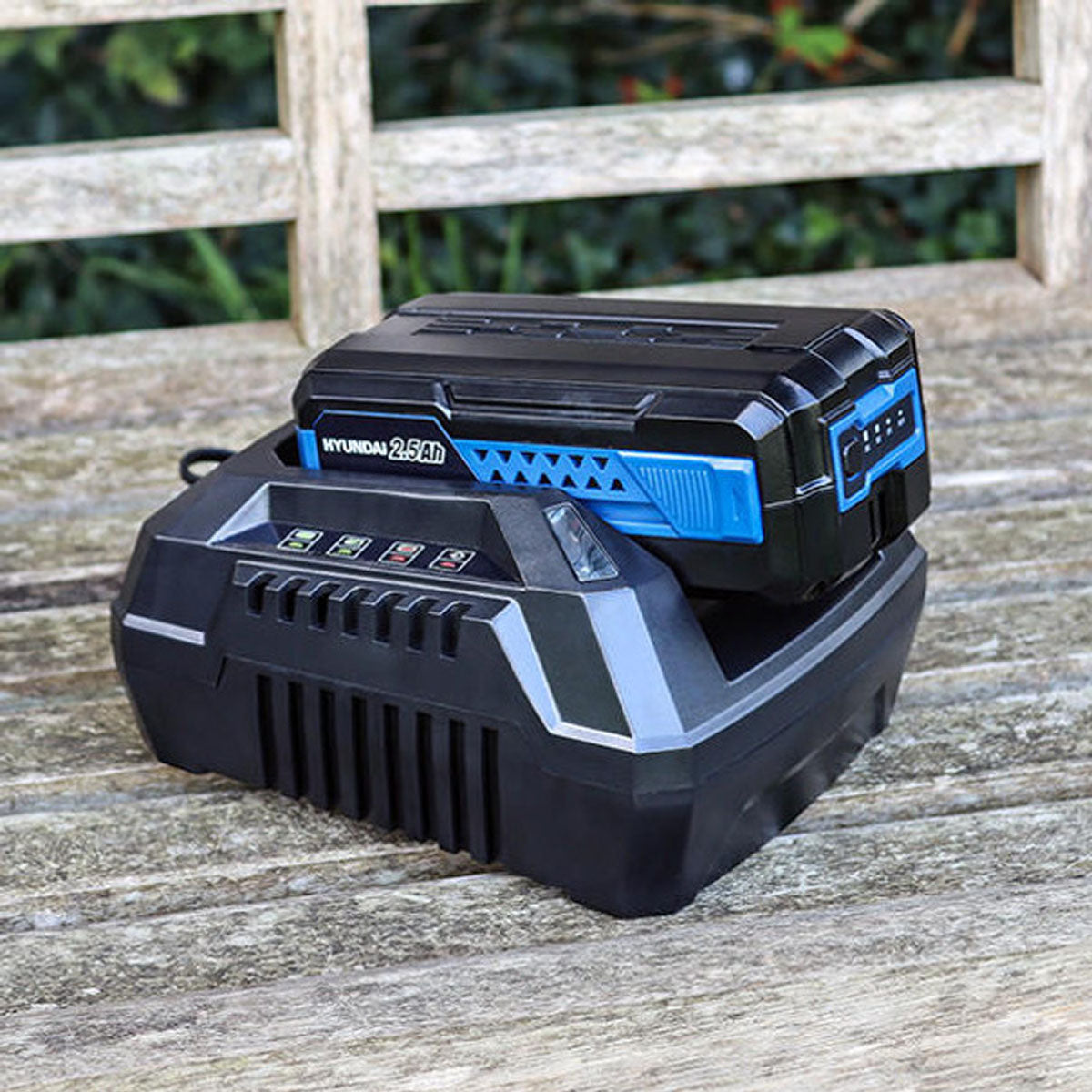 Hyundai HYM40LI420P 40V Brushless 42cm Lawn mower with 1 x 2.5Ah Li-Ion Battery and Charger